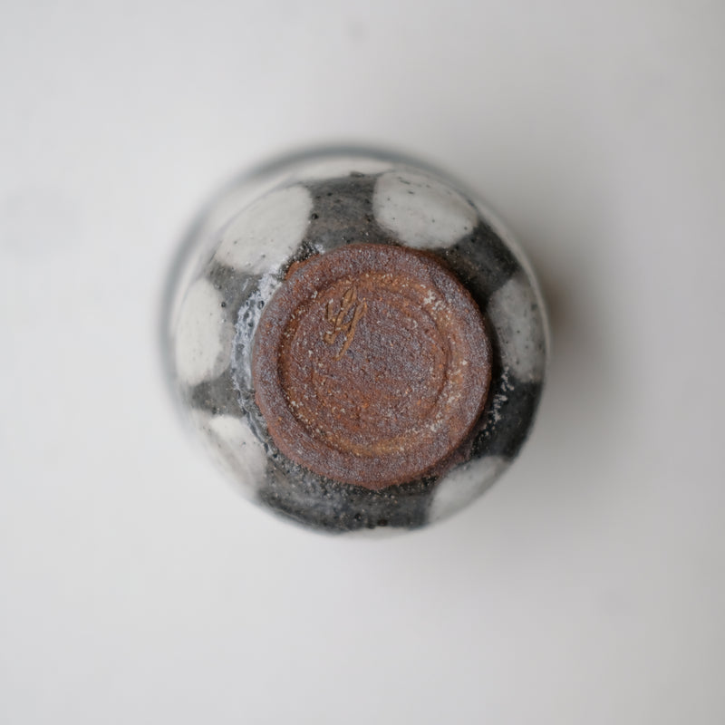 Tasse en grès 210ml - bleu gris pois blanc de Lisa Streich chez Brutal Ceramics