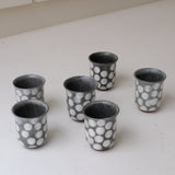 Tasse en grès 210ml - bleu gris pois blanc de Lisa Streich chez Brutal Ceramics