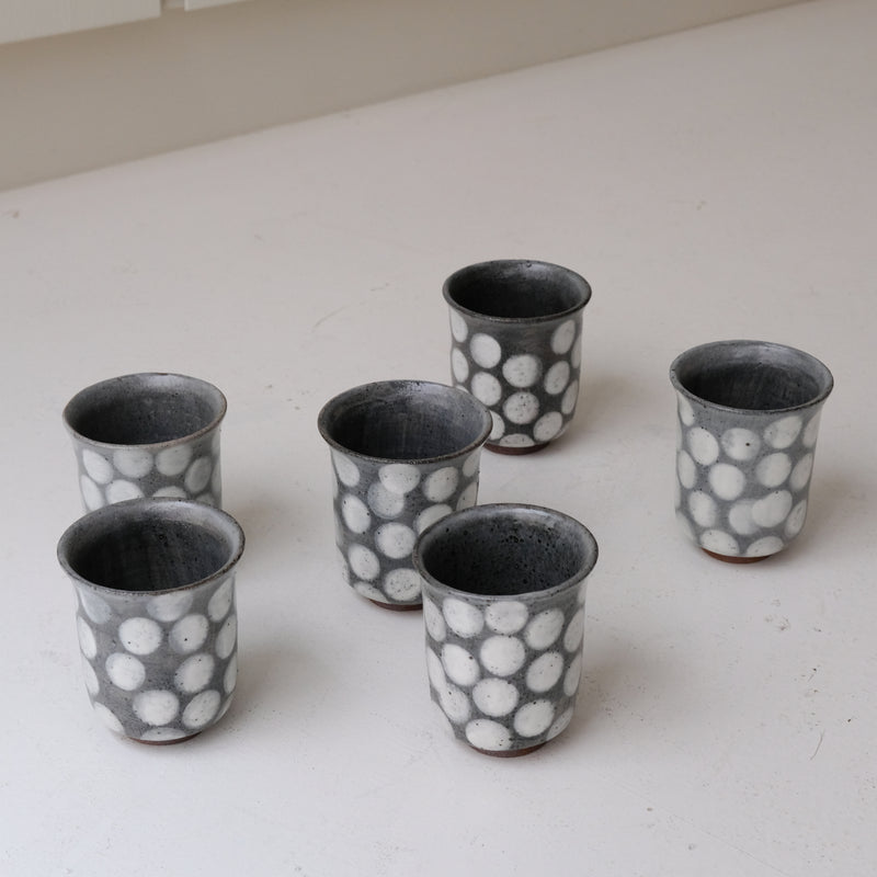 Tasse en grès 210ml - bleu gris pois blanc de Lisa Streich chez Brutal Ceramics