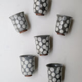Tasse en grès 210ml - bleu gris pois blanc de Lisa Streich chez Brutal Ceramics