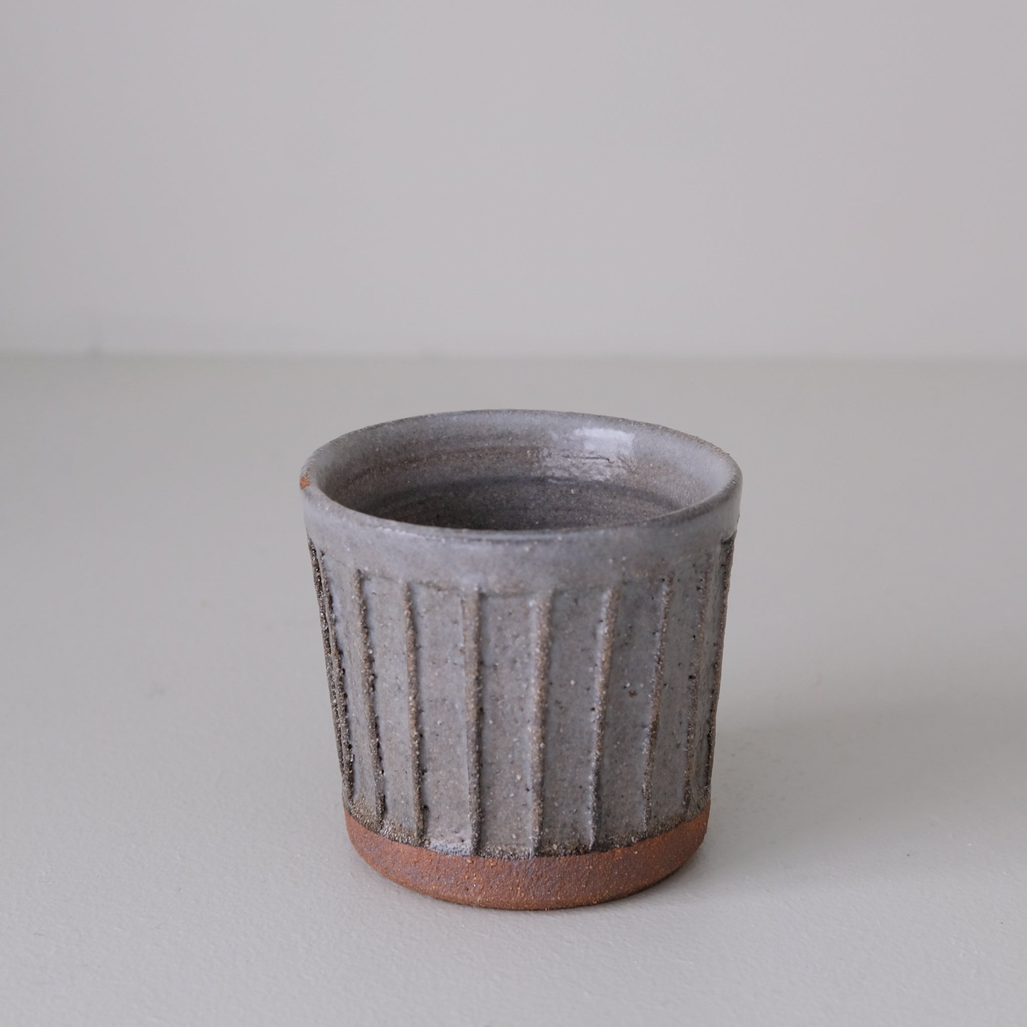 Tasse facettée en grès 170ml - vert gris de Lisa Streich chez Brutal Ceramics