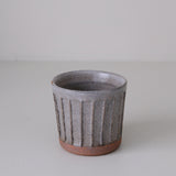 Tasse facettée en grès 170ml - vert gris de Lisa Streich chez Brutal Ceramics