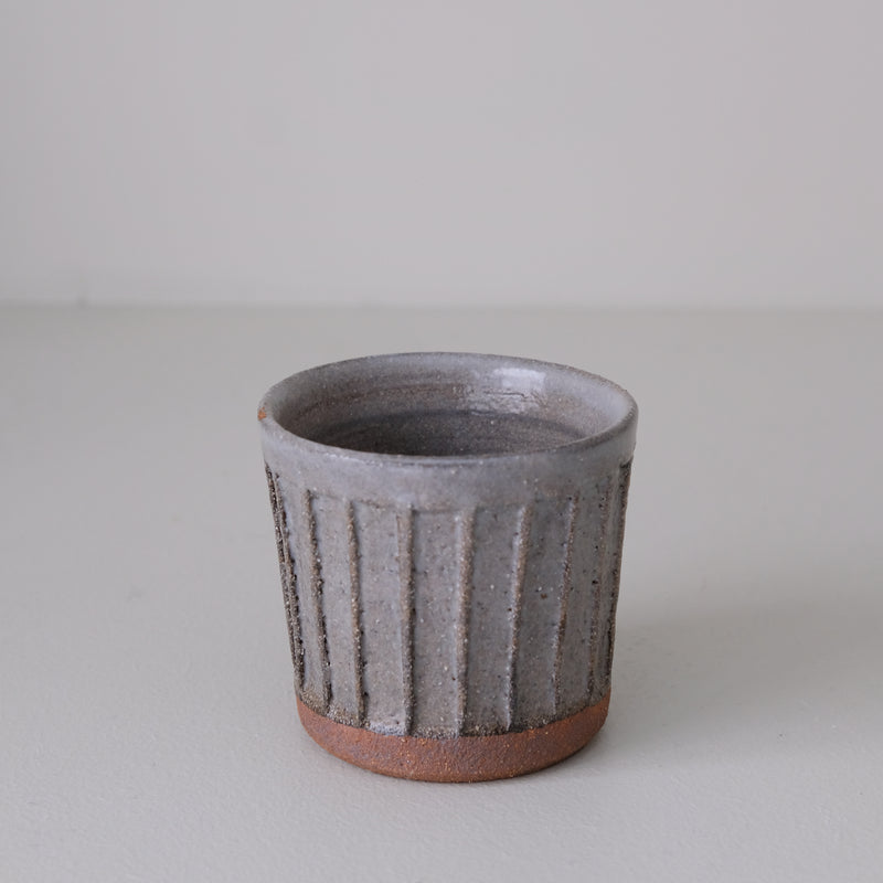 Tasse facettée en grès 170ml - vert gris de Lisa Streich chez Brutal Ceramics