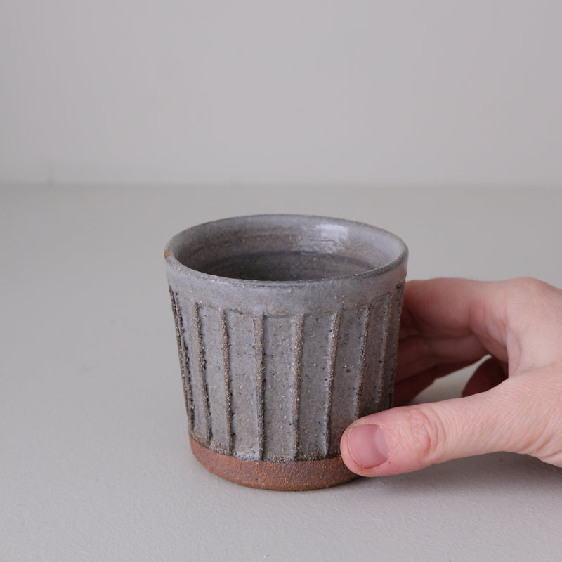 Tasse facettée en grès 170ml - vert gris de Lisa Streich chez Brutal Ceramics
