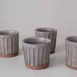 Tasse facettée en grès 170ml - vert gris de Lisa Streich chez Brutal Ceramics