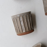 Tasse facettée en grès 170ml - vert gris de Lisa Streich chez Brutal Ceramics