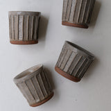 Tasse facettée en grès 170ml - vert gris de Lisa Streich chez Brutal Ceramics