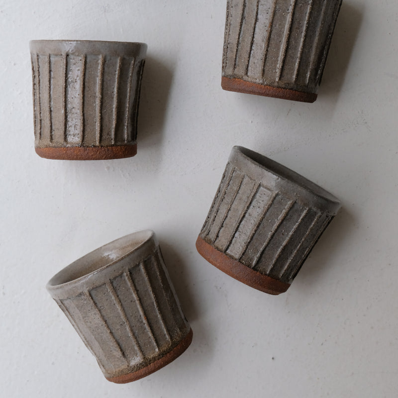 Tasse facettée en grès 170ml - vert gris de Lisa Streich chez Brutal Ceramics