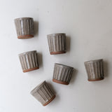 Tasse facettée en grès 170ml - vert gris de Lisa Streich chez Brutal Ceramics