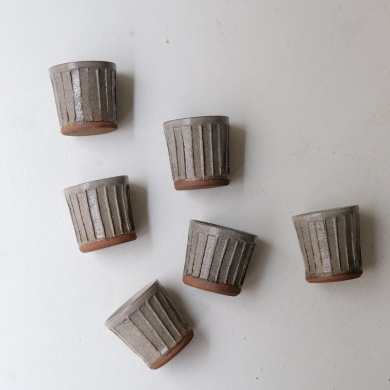 Tasse facettée en grès 170ml - vert gris de Lisa Streich chez Brutal Ceramics