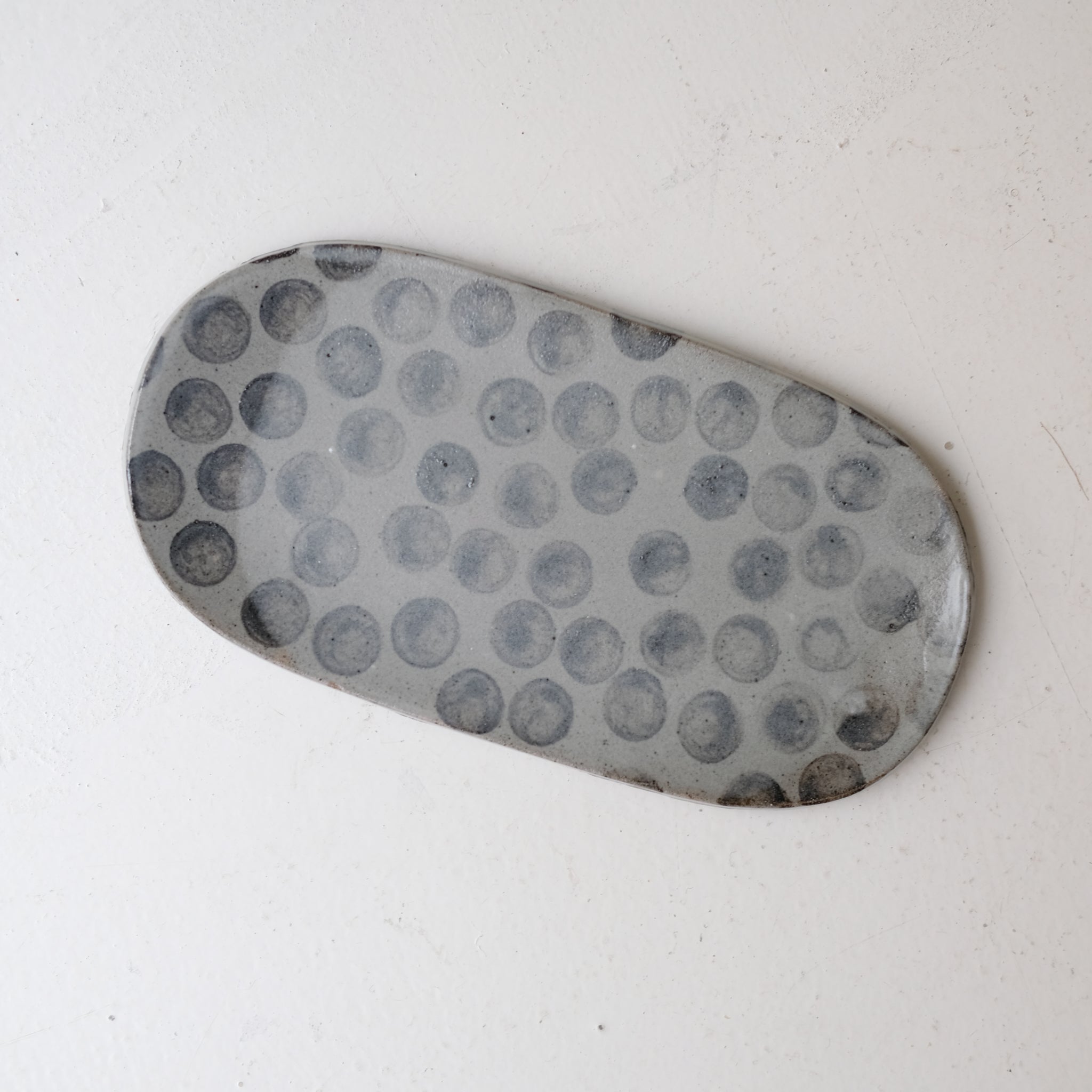Plat oval en grès L 23,5cm - gris et pois bleu de Lisa Streich chez Brutal