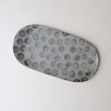 Plat oval en grès L 23,5cm - gris et pois bleu de Lisa Streich chez Brutal