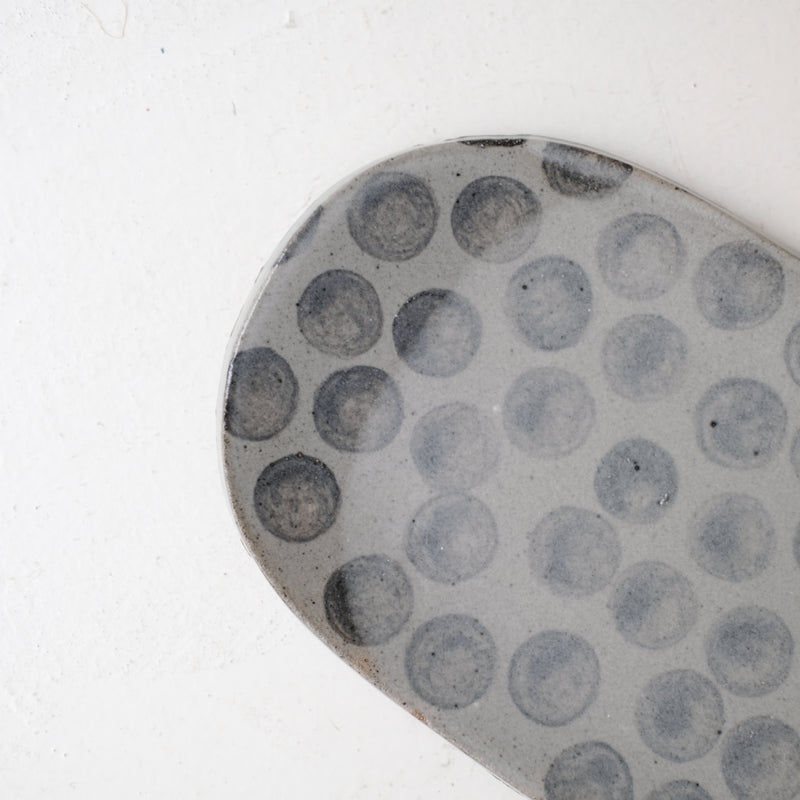 Plat oval en grès L 23,5cm - gris et pois bleu de Lisa Streich chez Brutal