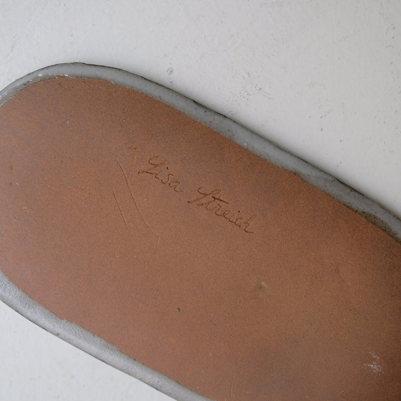 Plat oval en grès L 23,5cm - gris et pois bleu de Lisa Streich chez Brutal