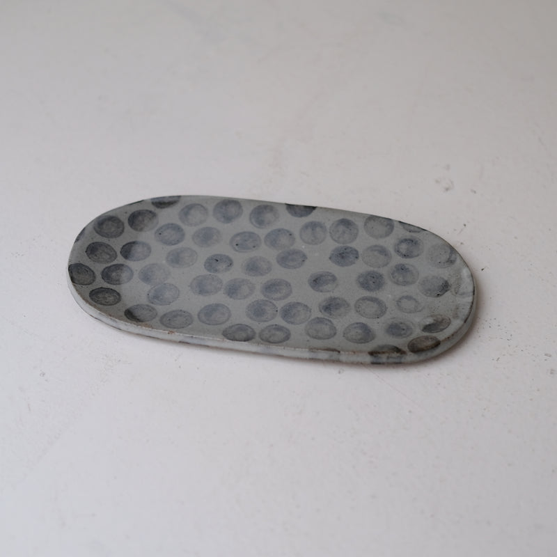 Plat oval en grès L 23,5cm - gris et pois bleu de Lisa Streich chez Brutal