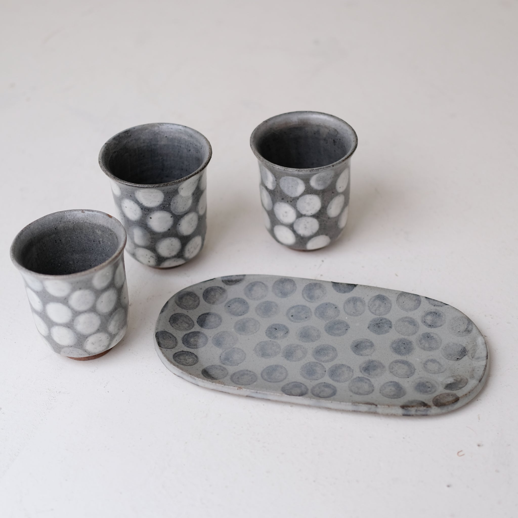 Tasse en grès 210ml - bleu gris pois blanc de Lisa Streich chez Brutal Ceramics