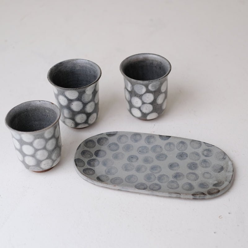 Tasse en grès 210ml - bleu gris pois blanc de Lisa Streich chez Brutal Ceramics