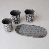 Plat oval en grès L 23,5cm - gris et pois bleu de Lisa Streich chez Brutal