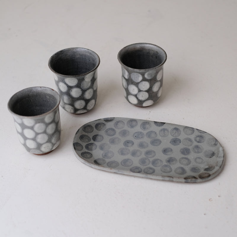 Plat oval en grès L 23,5cm - gris et pois bleu de Lisa Streich chez Brutal