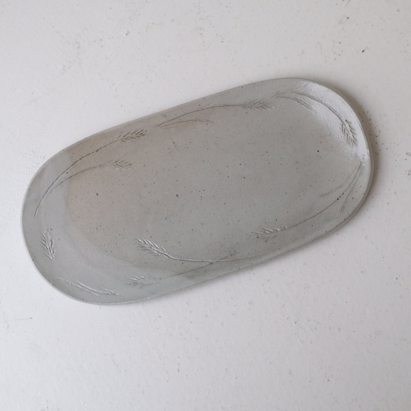 Plat oval en grès L 22cm - blanc gris de Lisa Streich chez Brutal Ceramics