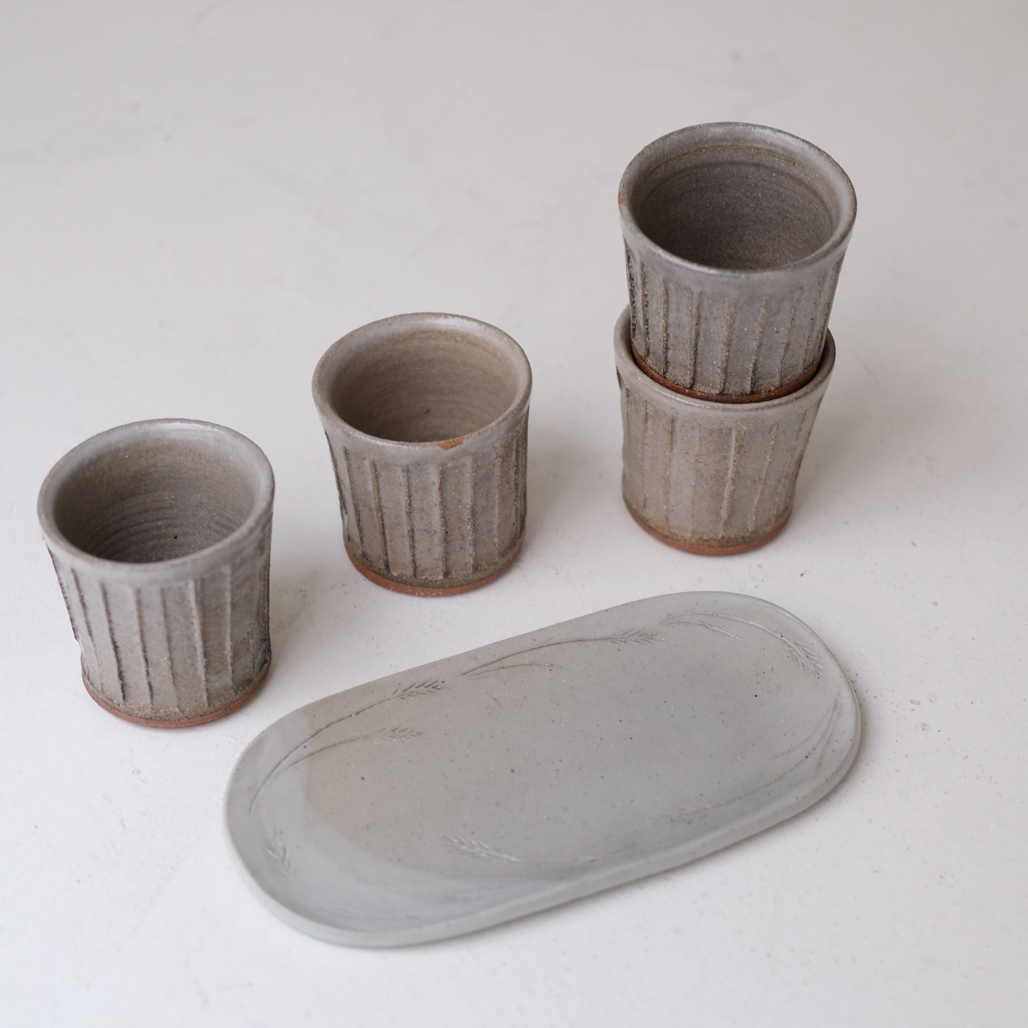 Tasse facettée en grès 170ml - vert gris de Lisa Streich chez Brutal Ceramics
