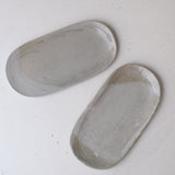 Plat oval en grès L 22cm - blanc gris de Lisa Streich chez Brutal Ceramics