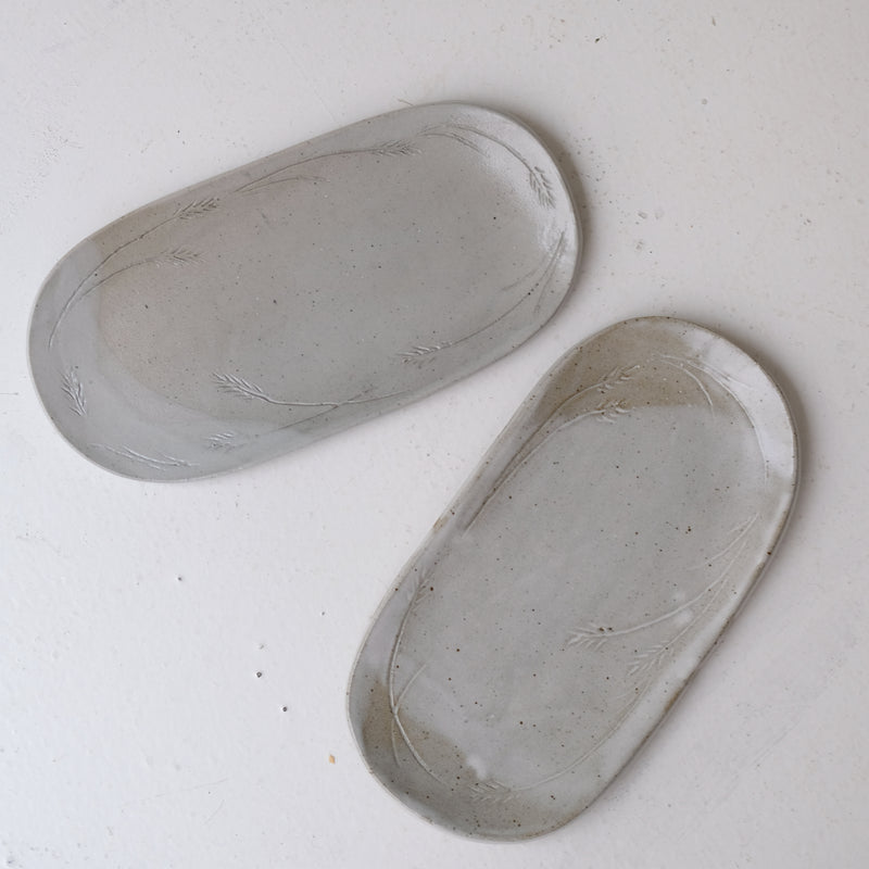 Plat oval en grès L 22cm - blanc gris de Lisa Streich chez Brutal Ceramics