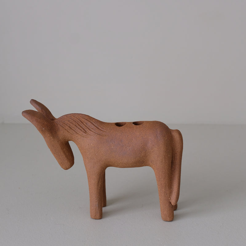 Bougeoir Ane en grès H 12cm - terre brute brune de Lisa Streich chez Brutal Ceramics