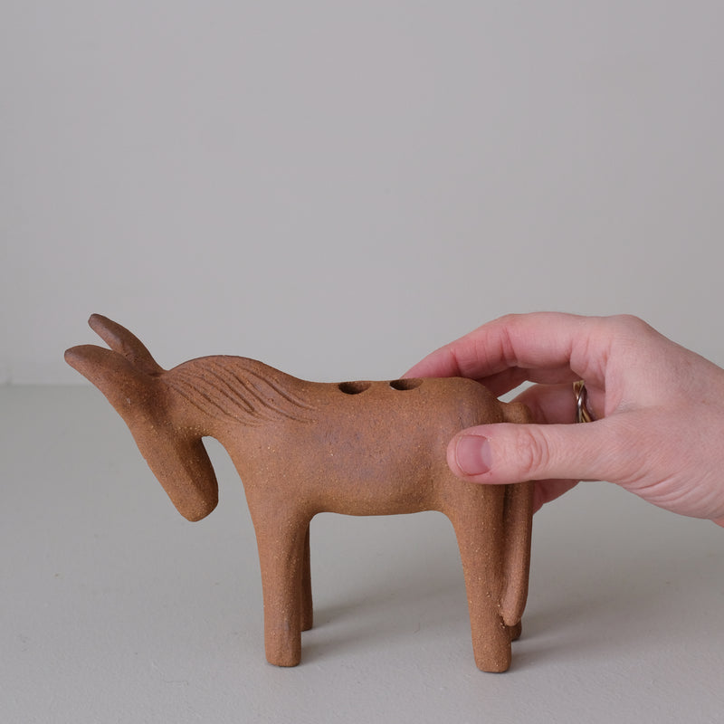 Bougeoir Ane en grès H 12cm - terre brute brune de Lisa Streich chez Brutal