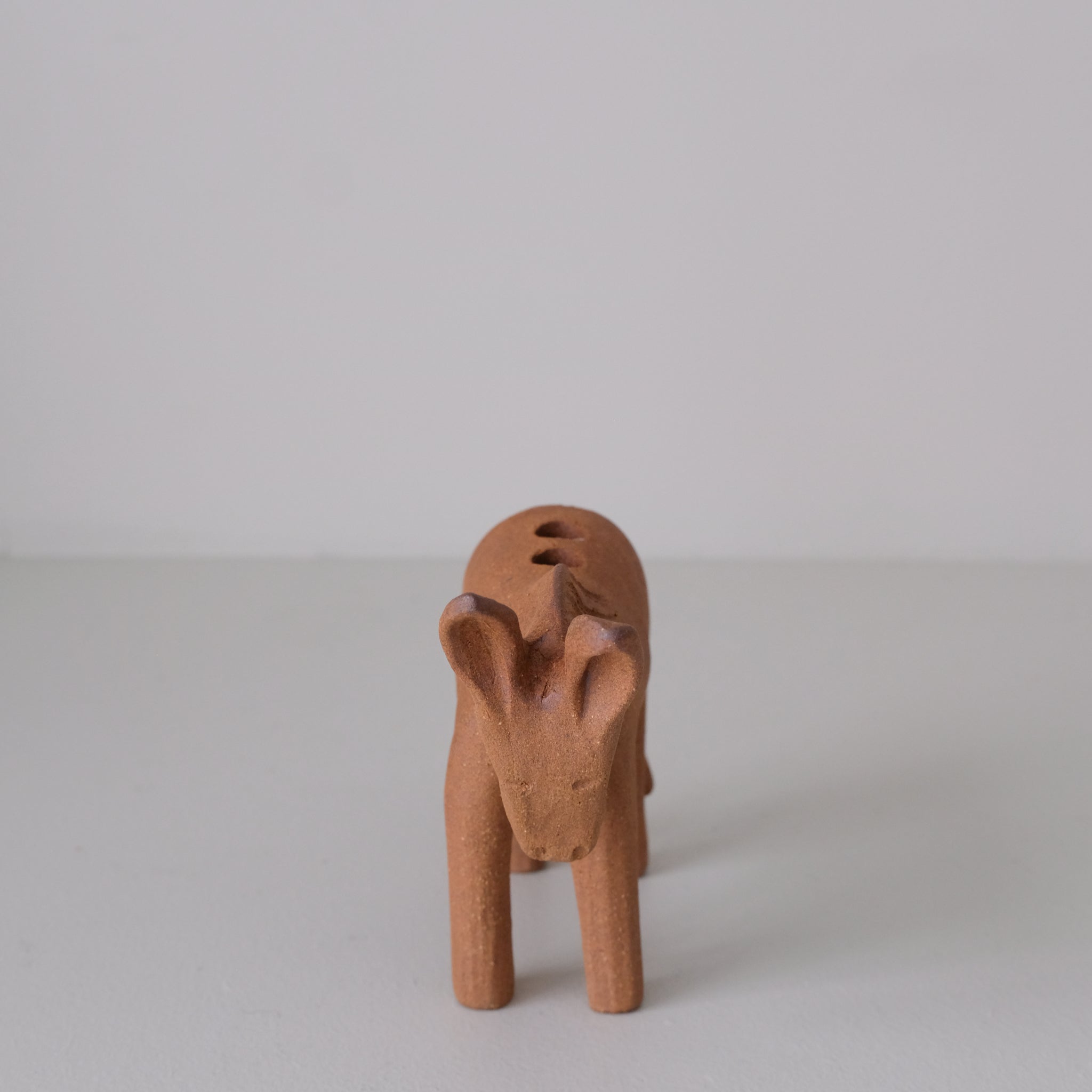 Bougeoir Ane en grès H 12cm - terre brute brune de Lisa Streich chez Brutal
