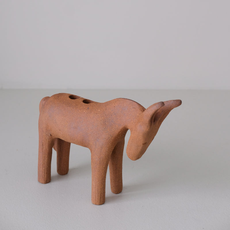 Bougeoir Ane en grès H 12cm - terre brute brune de Lisa Streich chez Brutal