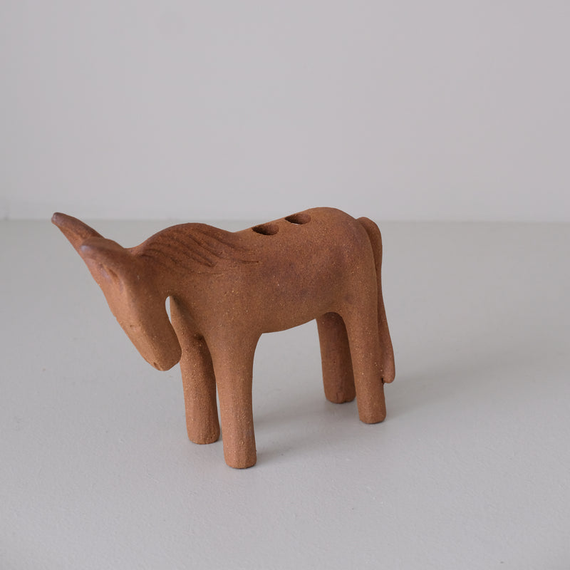 Bougeoir Ane en grès H 12cm - terre brute brune de Lisa Streich chez Brutal