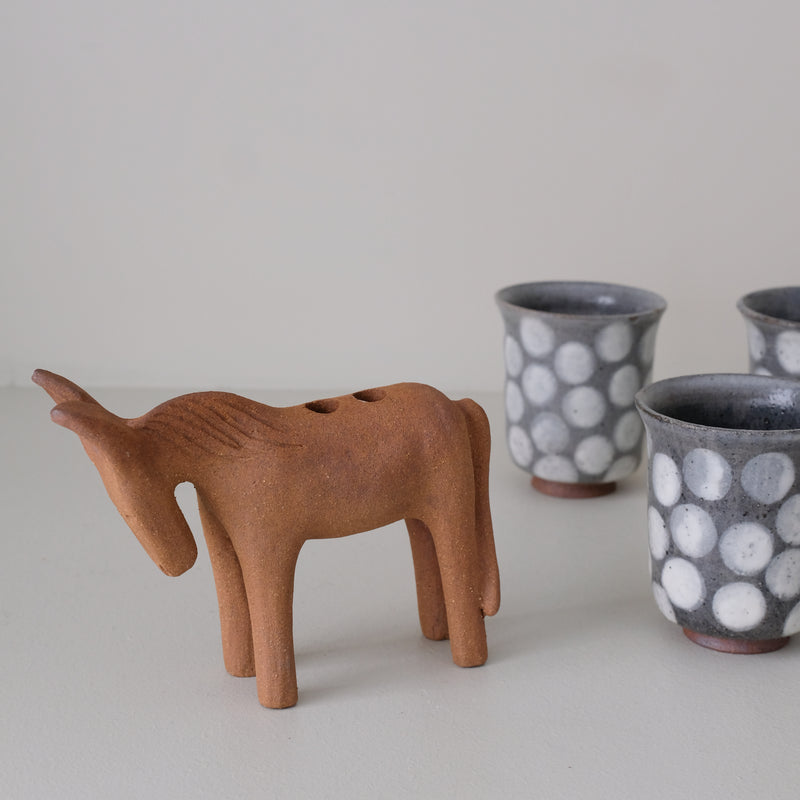 Bougeoir Ane en grès H 12cm - terre brute brune de Lisa Streich chez Brutal