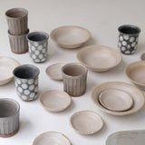 Tasse facettée en grès 170ml - vert gris de Lisa Streich chez Brutal Ceramics