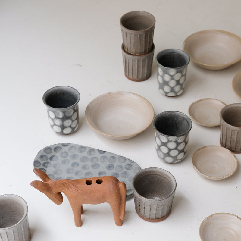 Tasse en grès 210ml - bleu gris pois blanc de Lisa Streich chez Brutal Ceramics