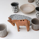 Bougeoir Ane en grès H 12cm - terre brute brune de Lisa Streich chez Brutal