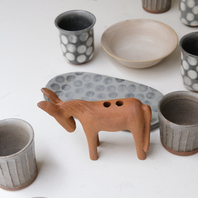 Bougeoir Ane en grès H 12cm - terre brute brune de Lisa Streich chez Brutal