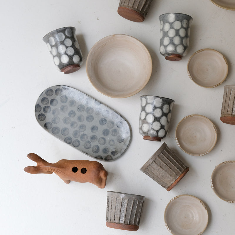 Coupelle crantée en grès D9,5cm - blanc beige de  Lisa Streich chez Brutal Ceramics