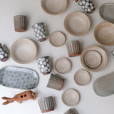 Plat oval en grès L 23,5cm - gris et pois bleu de Lisa Streich chez Brutal