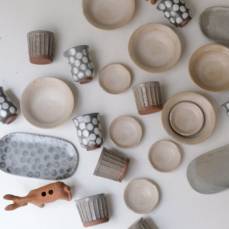 Plat oval en grès L 23,5cm - gris et pois bleu de Lisa Streich chez Brutal