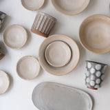 Plat oval en grès L 22cm - blanc gris de Lisa Streich chez Brutal Ceramics