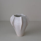 Vase en grès blanc "Thala" S - H 17cm - blanc brillant de Lucia Mondadori chez Brutal Ceramics