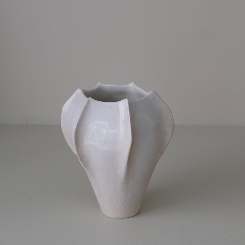 Vase en grès blanc "Thala" S - H 17cm - blanc brillant de Lucia Mondadori chez Brutal Ceramics