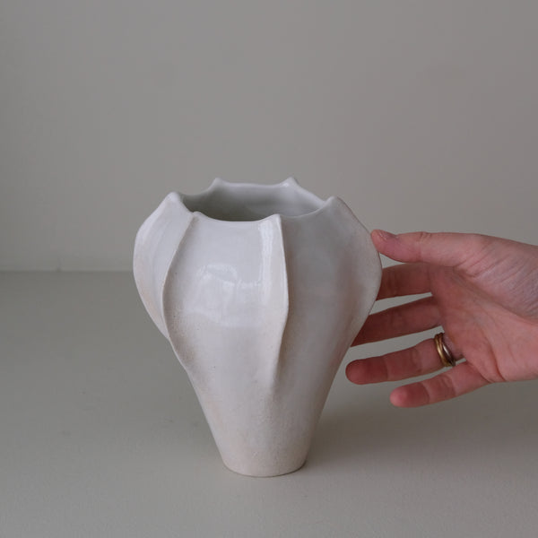 Vase en grès blanc "Thala" S - H 17cm - blanc brillant de Lucia Mondadori chez Brutal Ceramics