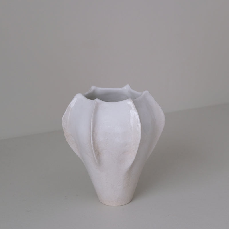Vase en grès blanc "Thala" S - H 17cm - blanc brillant de Lucia Mondadori chez Brutal Ceramics