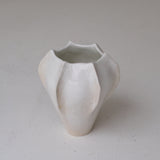 Vase en grès blanc "Thala" S - H 17cm - blanc brillant de Lucia Mondadori chez Brutal Ceramics