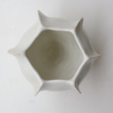 Vase en grès blanc "Thala" S - H 17cm - blanc brillant de Lucia Mondadori chez Brutal Ceramics