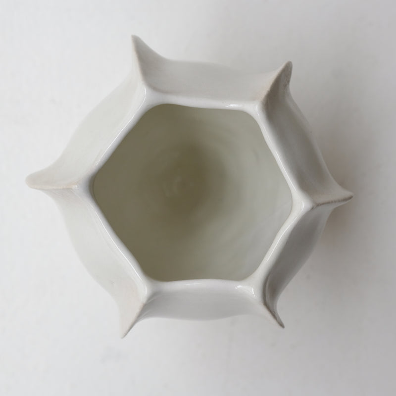 Vase en grès blanc "Thala" S - H 17cm - blanc brillant de Lucia Mondadori chez Brutal Ceramics