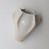 Vase en grès blanc "Thala" S - H 17cm - blanc brillant de Lucia Mondadori chez Brutal Ceramics