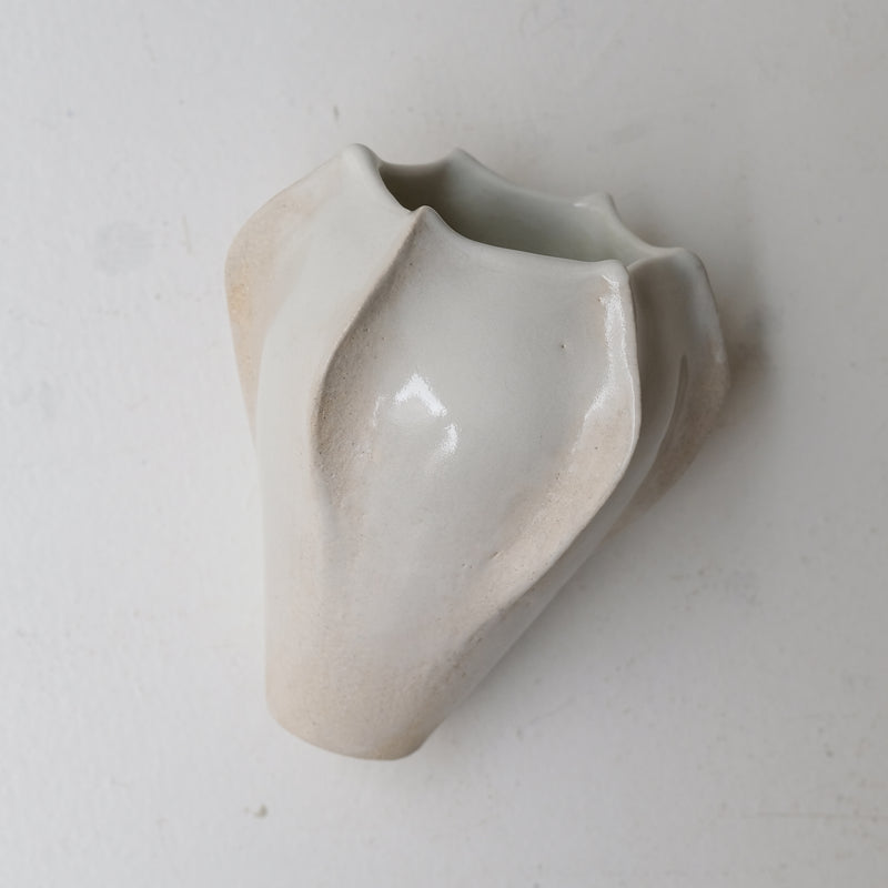 Vase en grès blanc "Thala" S - H 17cm - blanc brillant de Lucia Mondadori chez Brutal Ceramics